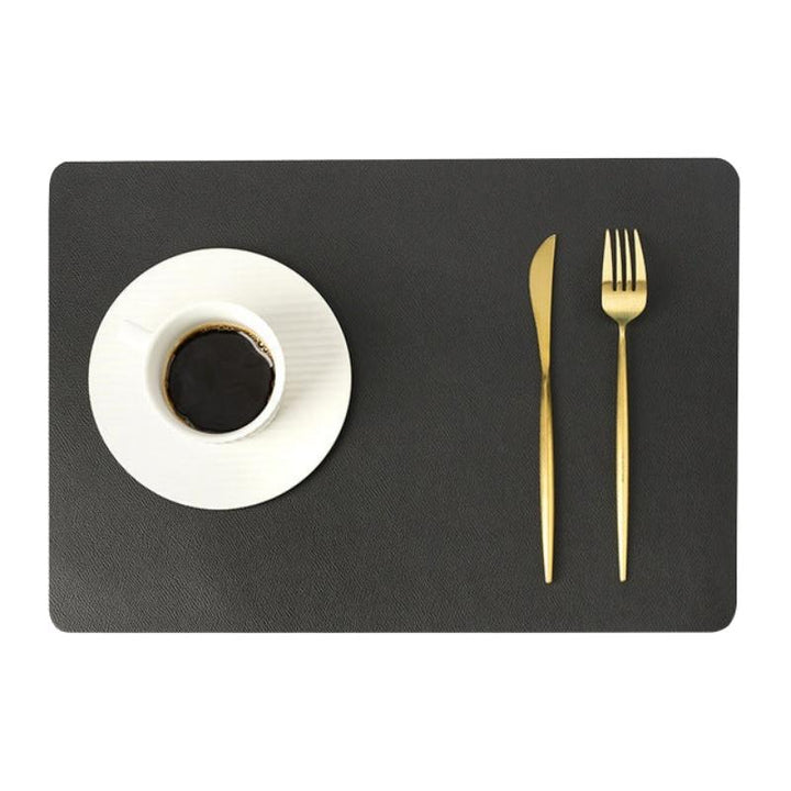 Mångsidiga bordsunderlägg för kök och matsal. Vattentålig duk med modern och färgstark design.