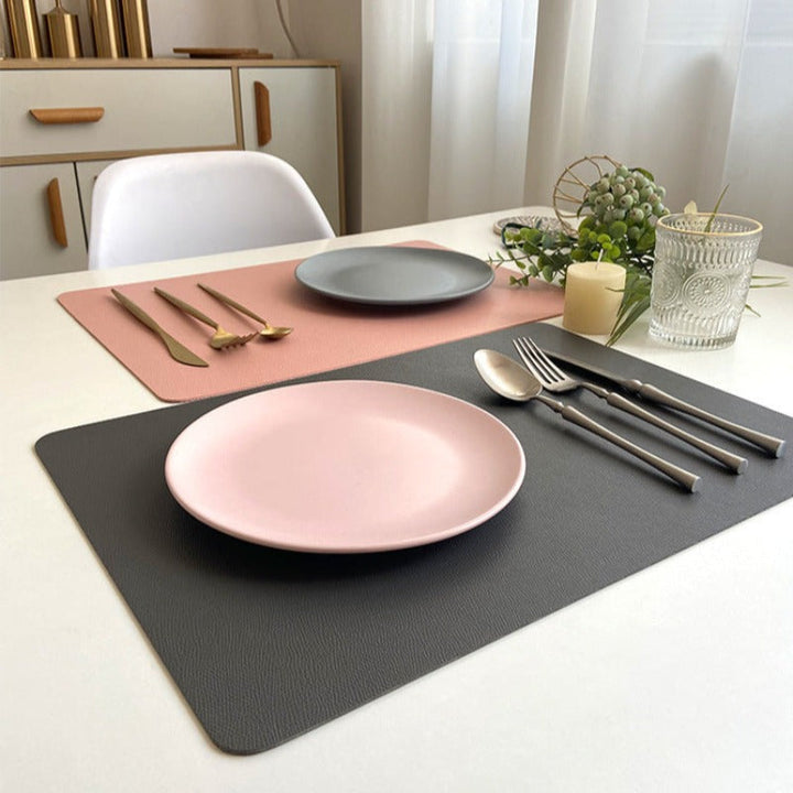 Praktiska bordsunderlägg för kök och matbord. Vattentålig duk med modern design för hemmet.