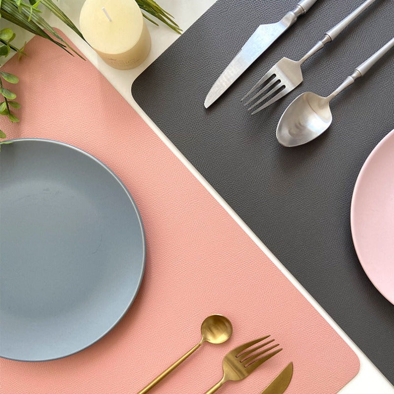 Elegant bordsunderlägg, modern heminredning. Skyddar matbordet med stil, färg och vattentålig funktion.