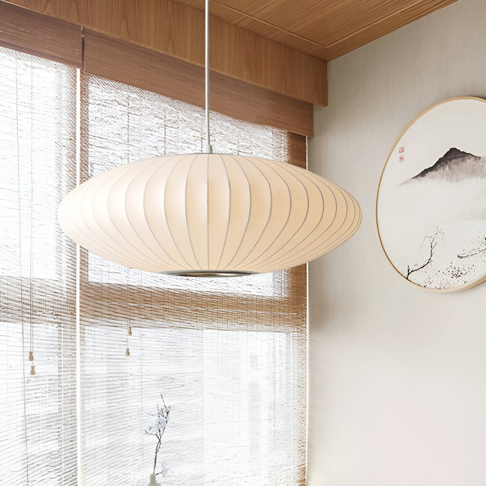 Elegant vit taklampa i modern design, perfekt för matsal eller sovrum. Förhöjer hemmets inredning.