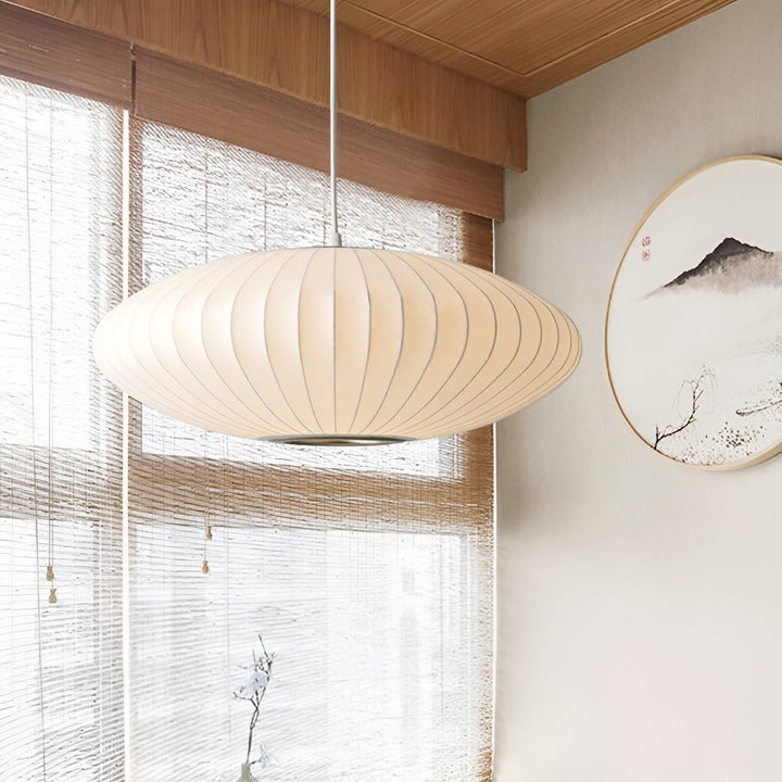 Elegant vit taklampa i modern design, perfekt för matsal eller sovrum. Förhöjer hemmets inredning.