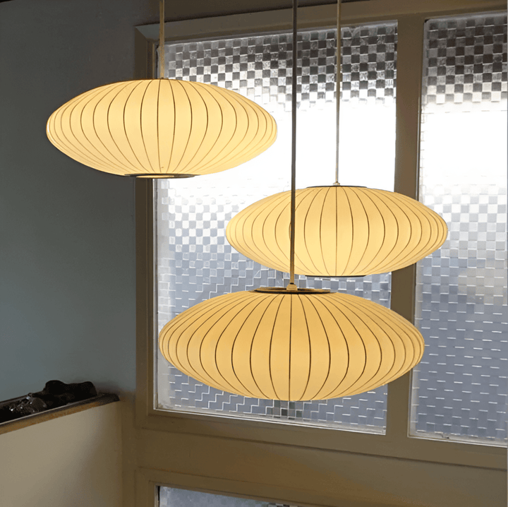 Modern vit LED-pendellampa med elegant design, ger varm och inbjudande rumsbelysning.