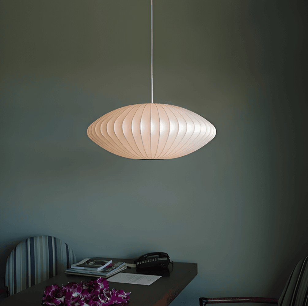 Stilren vit lampa med minimalistisk design. Förhöjer hemmets inredning och ger utmärkt ljus.