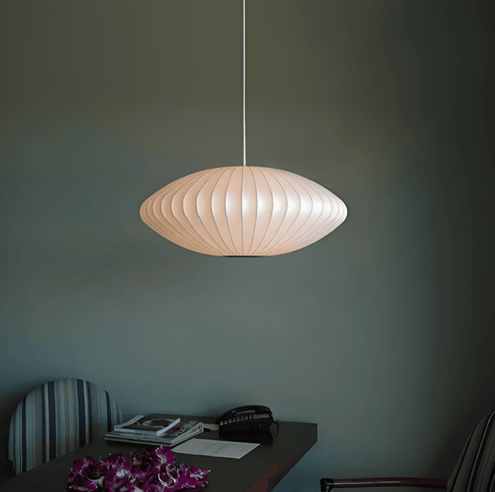 Stilren vit lampa med minimalistisk design. Förhöjer hemmets inredning och ger utmärkt ljus.