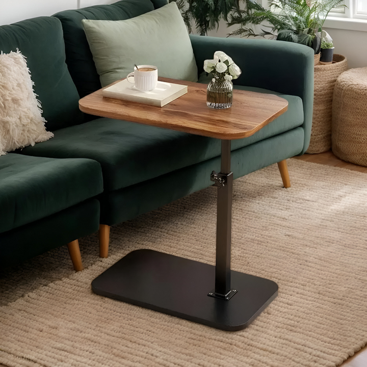 Flexibelt sidobord med justerbar höjd, designat för bekväm användning vid soffan.