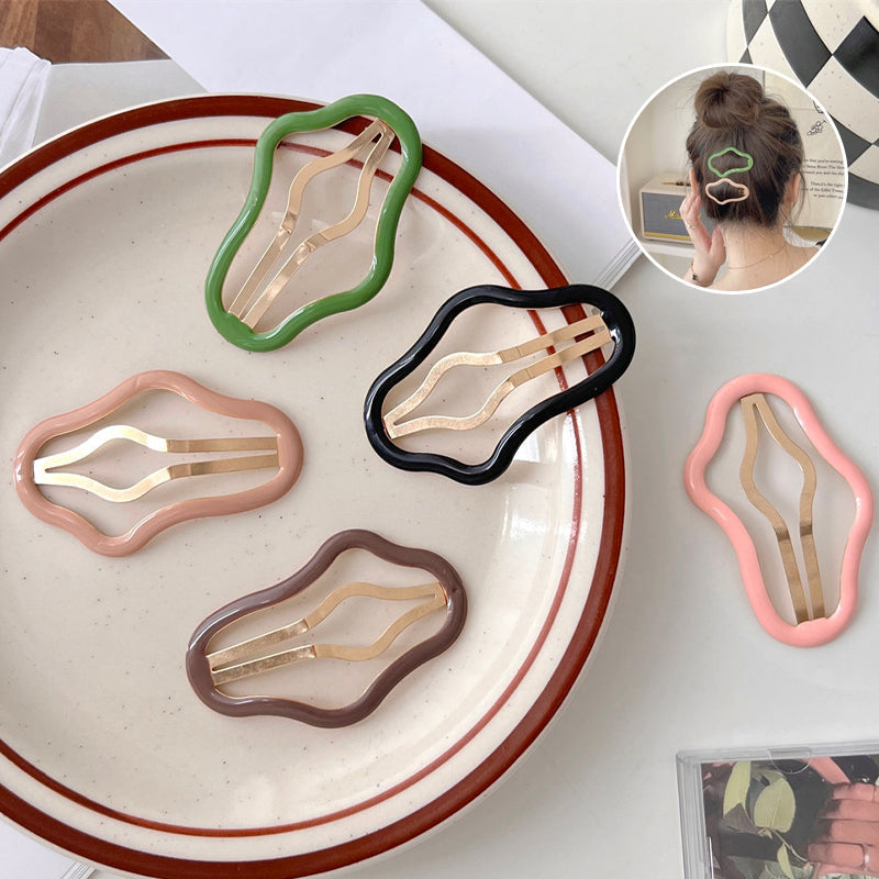 "Molnformade hårklämmor för kvinnor i olika färger, tillverkade i metall och plast, perfekt för stil och funktion."