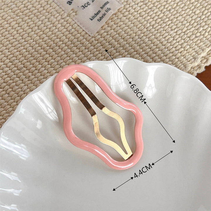 "Molnformade hårklämmor för kvinnor i olika färger, tillverkade i metall och plast, perfekt för stil och funktion."