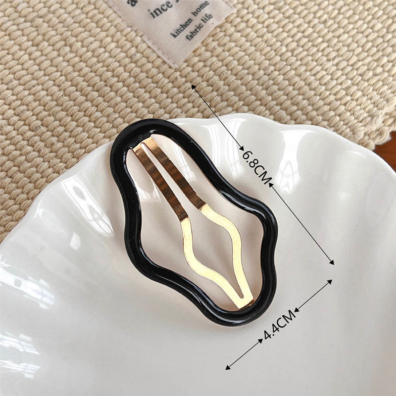 "Molnformade hårklämmor för kvinnor i olika färger, tillverkade i metall och plast, perfekt för stil och funktion."