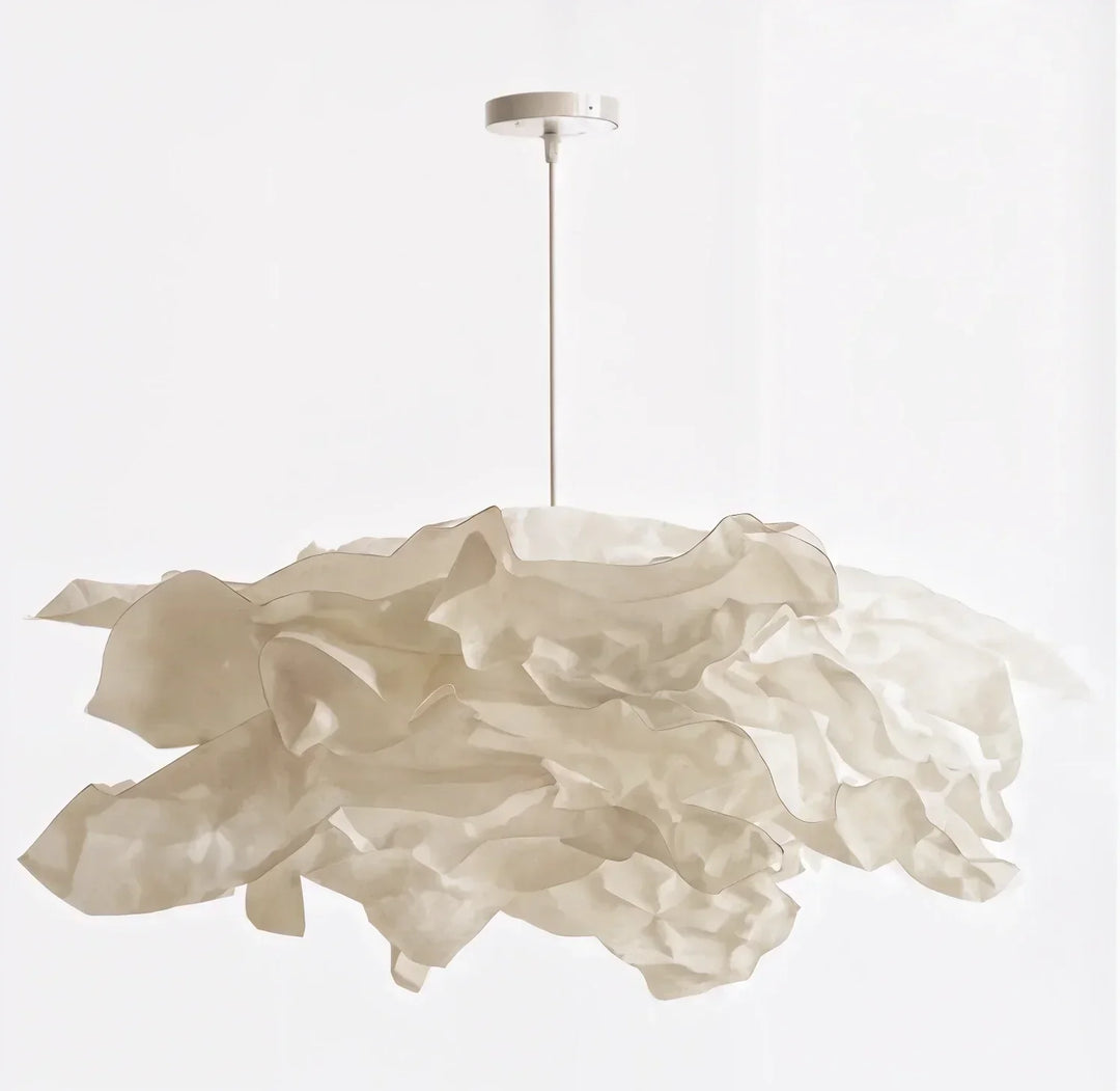 Molnlik taklampa i japanskt papper med organisk form. Perfekt designlampa för mysig inredning och takbelysning.