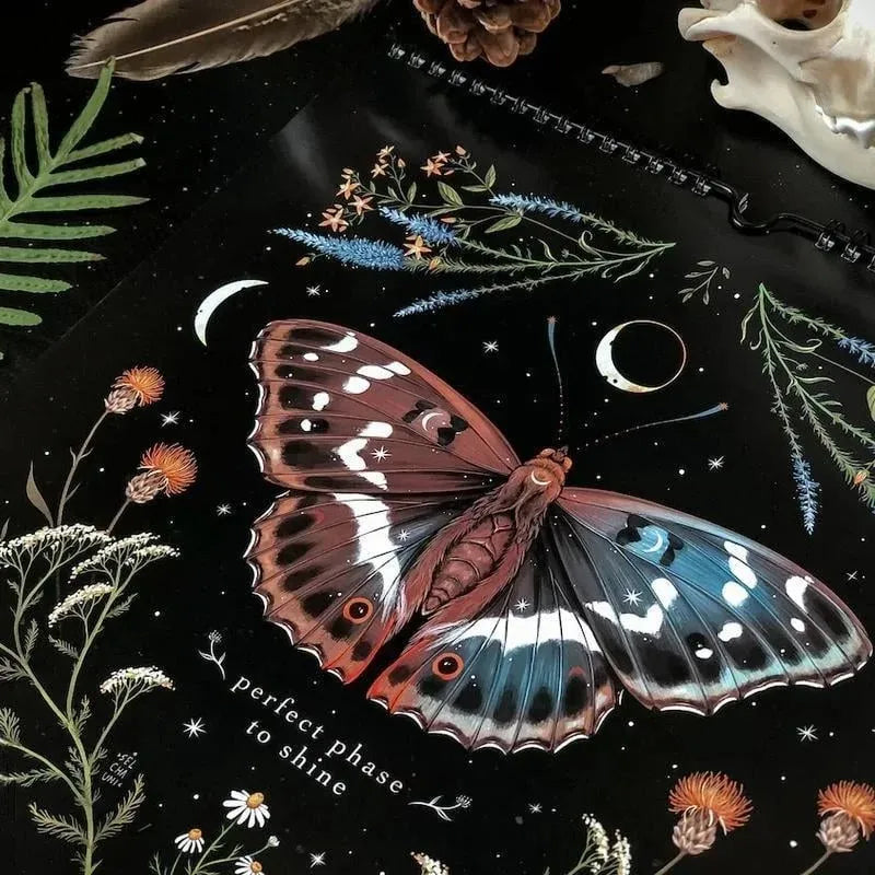 "Mörk Skog Månkalender 2024 med magiska illustrationer av skogsvarelser och botaniska motiv."