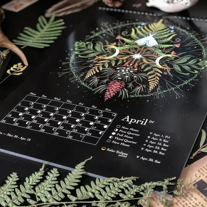 "Mörk Skog Månkalender 2024 med magiska illustrationer av skogsvarelser och botaniska motiv."