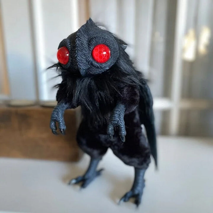 "Mothman rörlig figurin med svarta vingar och detaljerad syntetisk päls, perfekt för samlare av det mystiska."