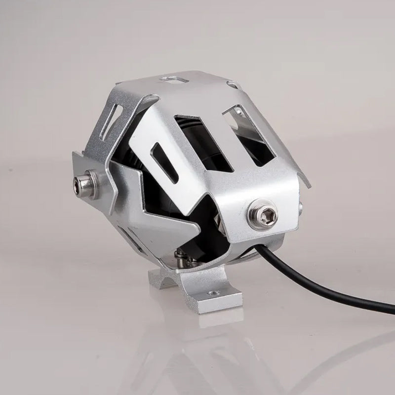 "Motorcykel LED extraljus med dubbelfärgad stråle, kompakt design i gult och vitt, optimal synlighet i alla väder."