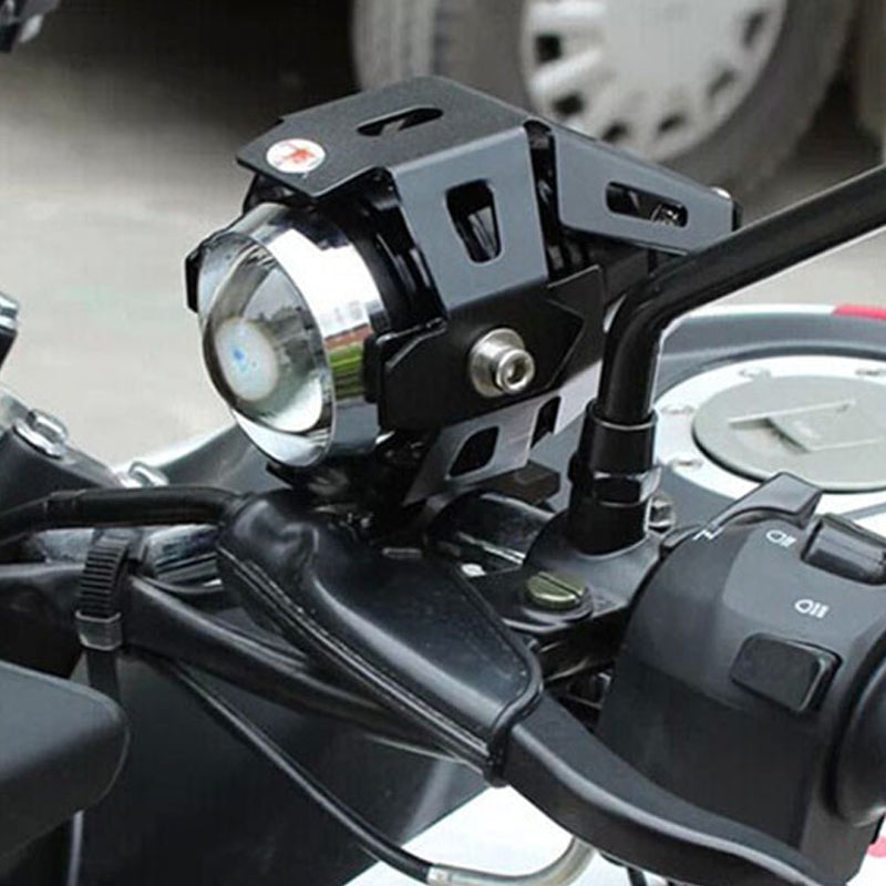 "Motorcykel LED extraljus med dubbelfärgad stråle, kompakt design i gult och vitt, optimal synlighet i alla väder."