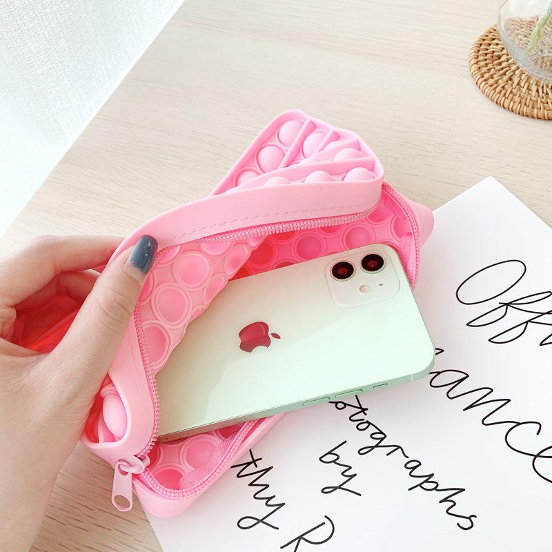 "Multifärgat pop bubble fidget pennfodral i silikon, regnbågsfärger, hållbart och sensoriskt stimulerande tillbehör."