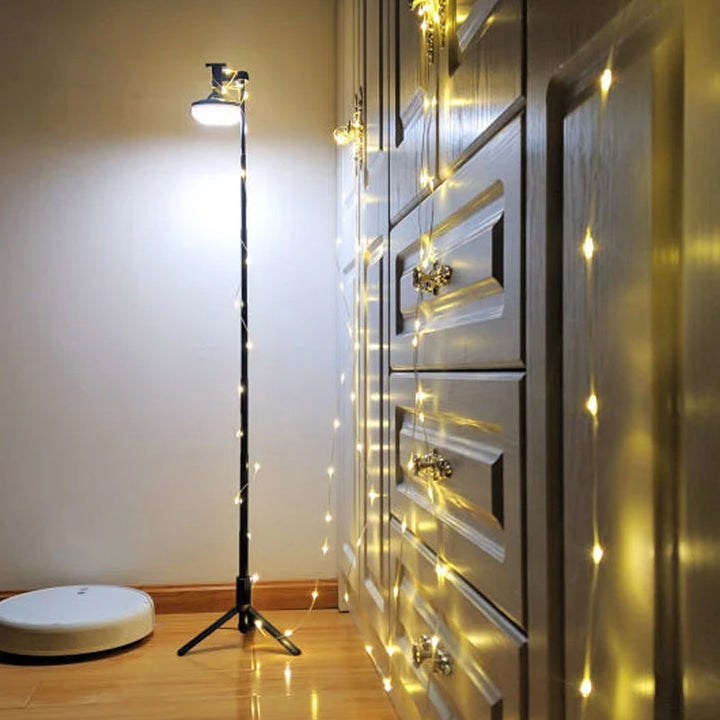 Multifunktionell bärbar campinglampa med IP67-skydd, USB-laddning, lädersnöre och ljusbälte för utomhusbruk.