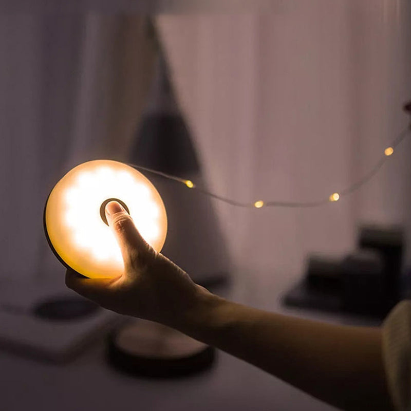 Multifunktionell bärbar campinglampa med IP67-skydd, USB-laddning, lädersnöre och ljusbälte för utomhusbruk.