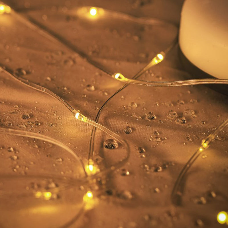 Multifunktionell bärbar campinglampa med IP67-skydd, USB-laddning, lädersnöre och ljusbälte för utomhusbruk.