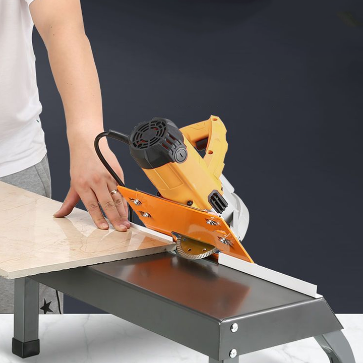 Multifunktionell bottenplatta i trä med ergonomiskt handtag för skärmaskin, idealisk för träbearbetning och precision.