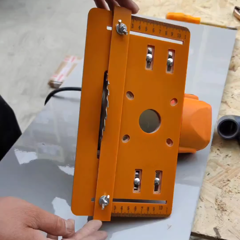 Multifunktionell bottenplatta i trä med ergonomiskt handtag för skärmaskin, idealisk för träbearbetning och precision.