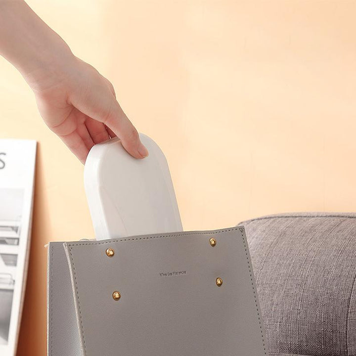 "Multifunktionell ergonomisk rullborste vit/grå, stilren och effektiv för rengöring av olika ytor."