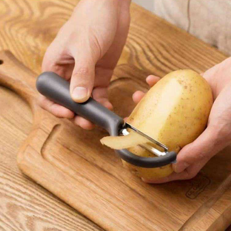 "Multifunktionell ergonomisk skalkniv i hållbart rostfritt stål med skarpt blad och bekvämt handtag för enkel skalning."
