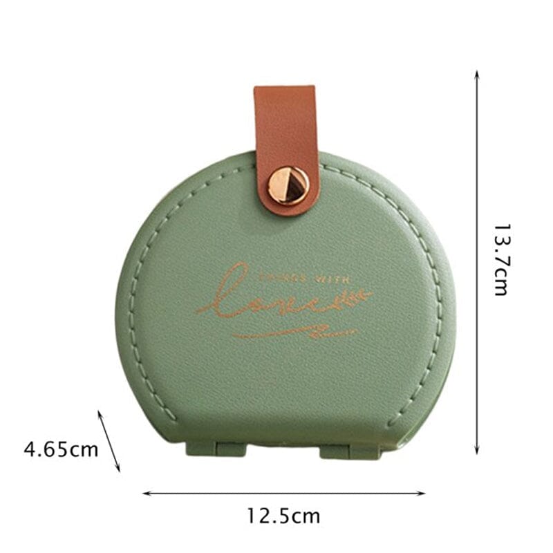 "Multifunktionell handhållen sömnadssats i beige och grön med nålar och trådar i en kompakt, lätt design."