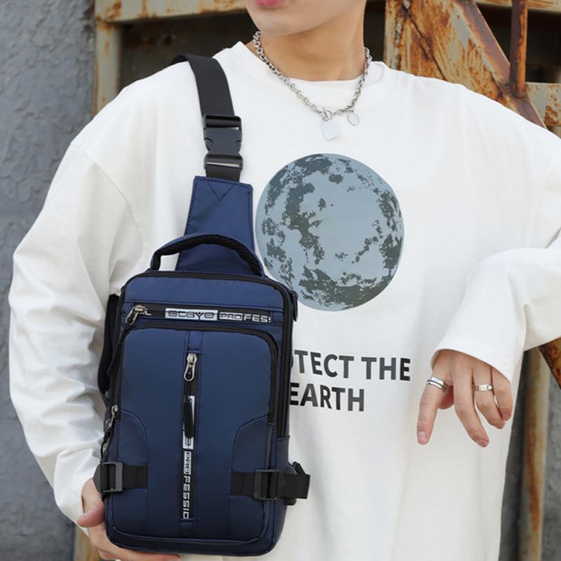 "Multifunktionell herrbröstväska i vattentätt tyg med exteriör laddningsport, eleganta fickor, idealisk för vardagsbruk."