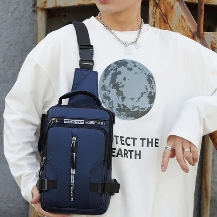 "Multifunktionell herrbröstväska i vattentätt tyg med exteriör laddningsport, eleganta fickor, idealisk för vardagsbruk."