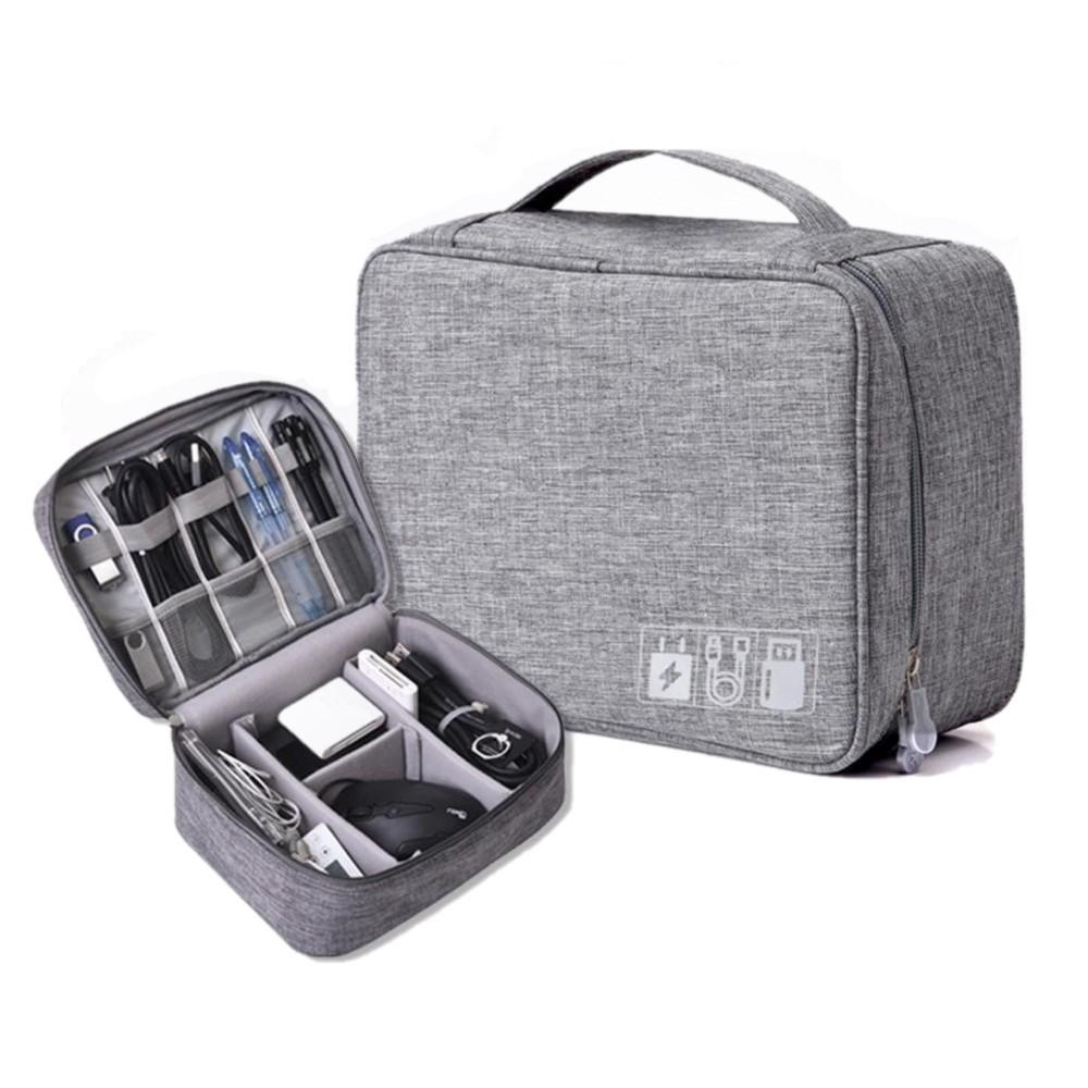 "Multifunktionell kabelförvaringspåse i vattentätt tyg med nätfickor, elastiska öglor för kablar och tillbehör."