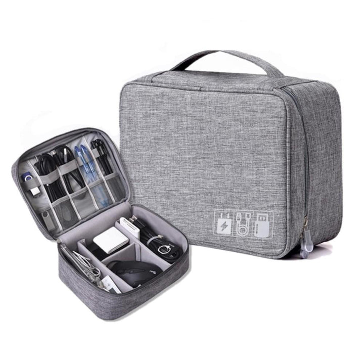 "Multifunktionell kabelförvaringspåse i vattentätt tyg med nätfickor, elastiska öglor för kablar och tillbehör."