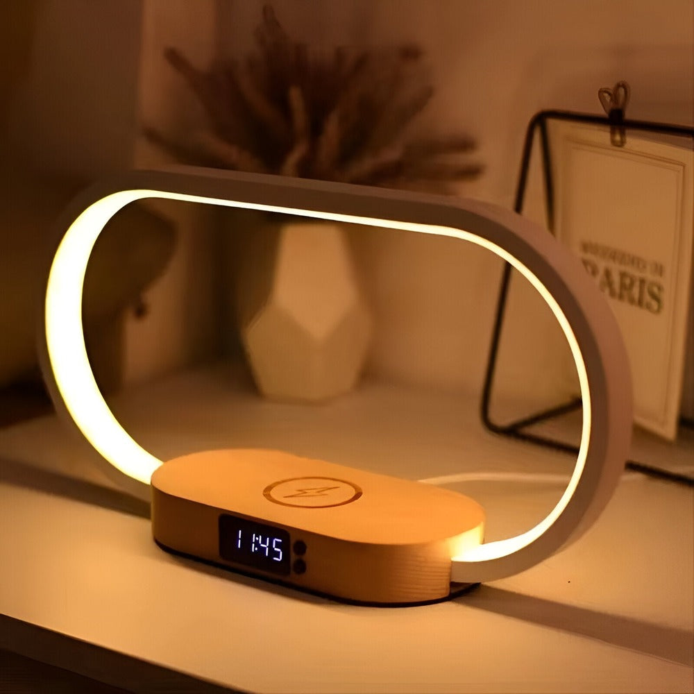 Multifunktionell nattlampa med trådlös laddare och digital klocka för smarta hem.