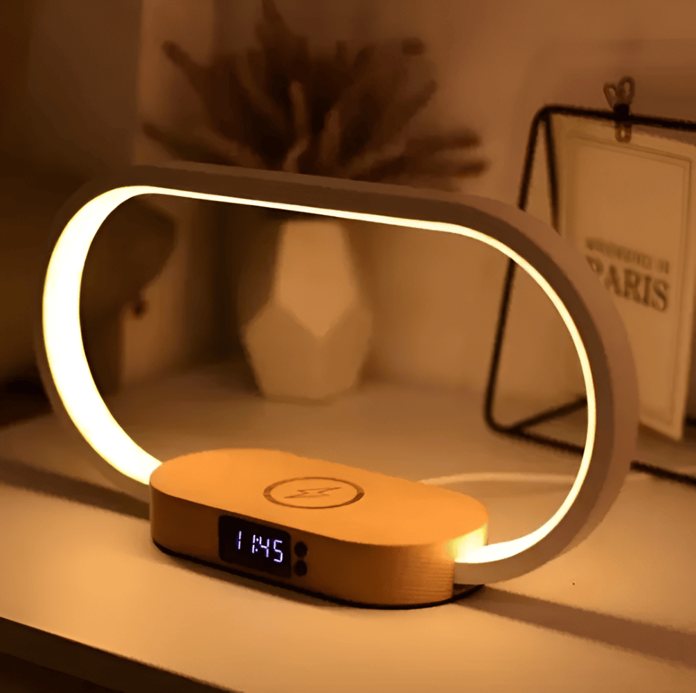Modern multifunktionell nattlampa med trädesign, klocka, trådlös laddning och USB-port.