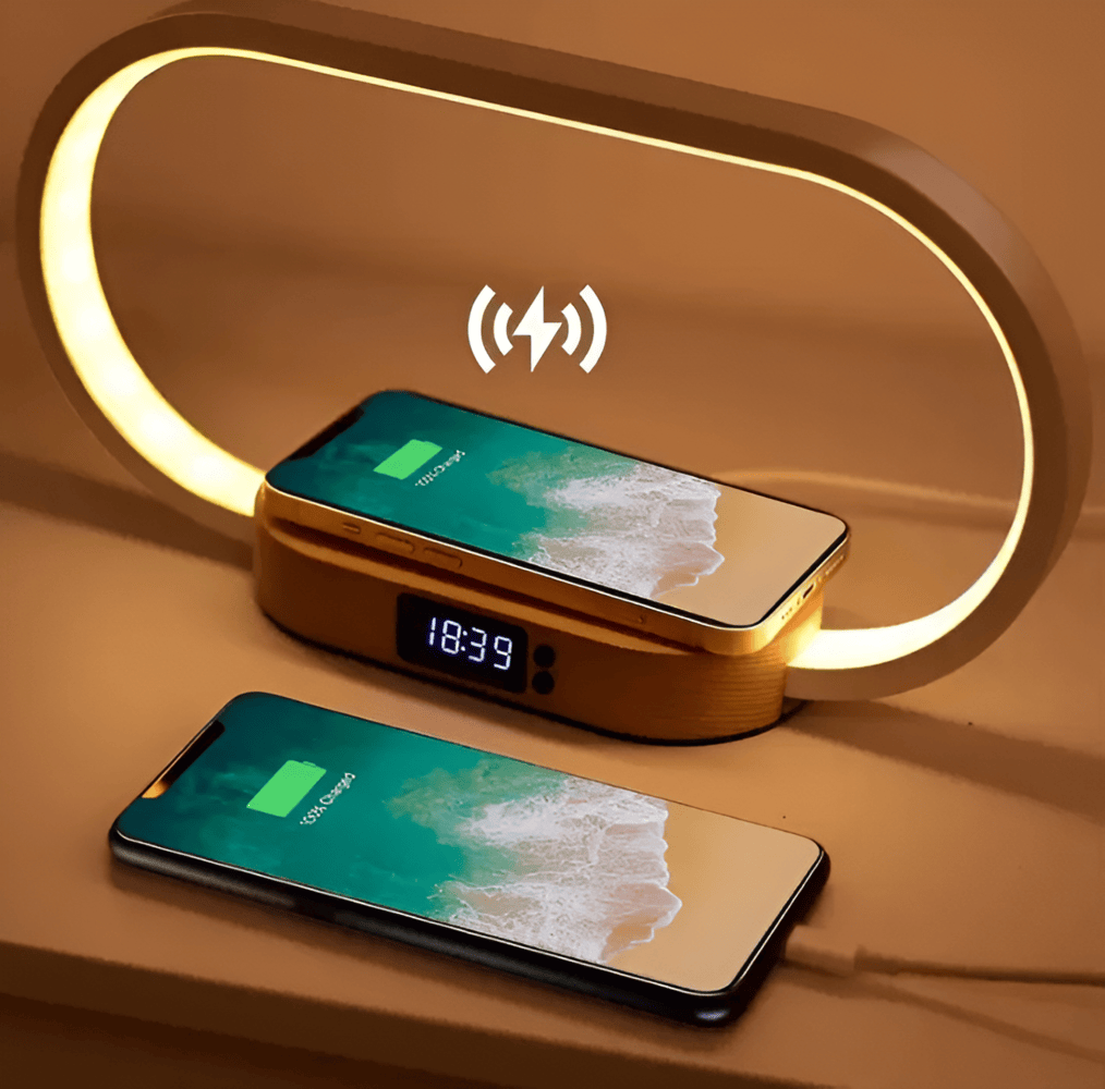 Elegant sänglampa i trädesign med digital klocka, trådlös laddare och LED-belysning.