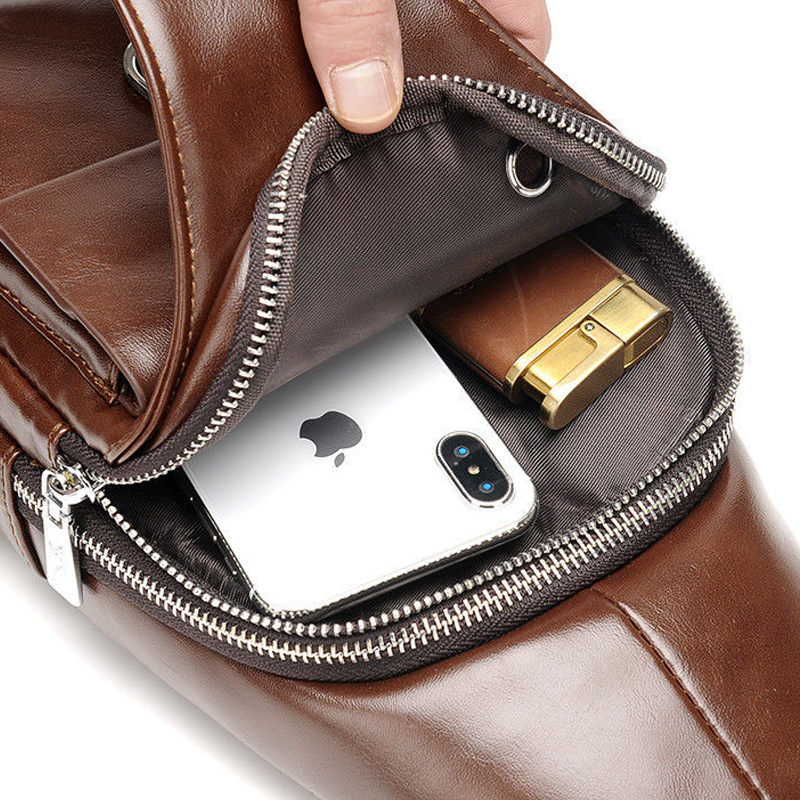 "Multifunktionell och stilren bröstväska för män, med USB-port, lätt vikt och flera fickor, i svart PU-material."