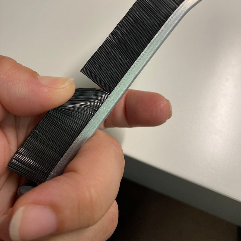 Multifunktionell rengöringsborste med robusta borst och ergonomiskt handtag för svåråtkomliga ytor; perfekt för hem och bil.