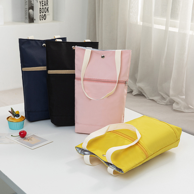 "Multifunktionell somrig damväska, svart polyester och linne, perfekt för fritid och resor. Rymmer dagliga saker."