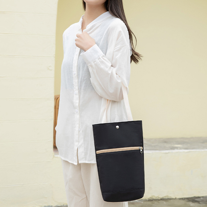 "Multifunktionell somrig damväska, svart polyester och linne, perfekt för fritid och resor. Rymmer dagliga saker."