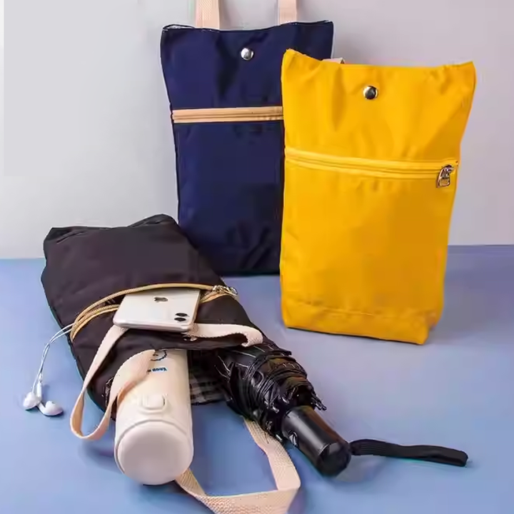 "Multifunktionell somrig damväska, svart polyester och linne, perfekt för fritid och resor. Rymmer dagliga saker."