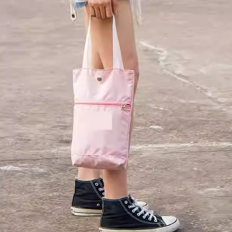 "Multifunktionell somrig damväska, svart polyester och linne, perfekt för fritid och resor. Rymmer dagliga saker."