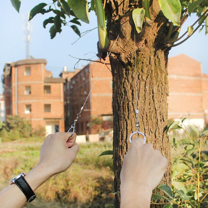 "Multifunktionell ståltrådöverlevnadssåg för utomhus, kompakt design med ringhandtag, idealisk för camping och vandring."