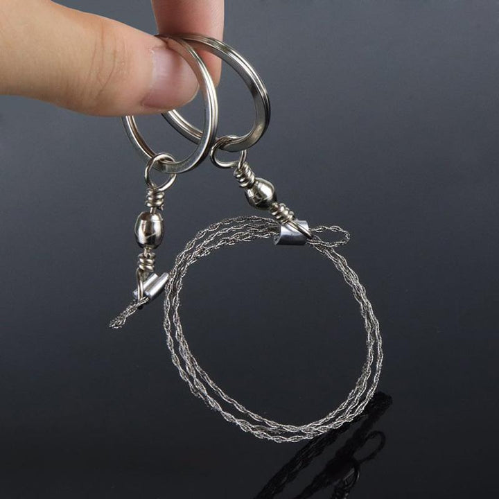 "Multifunktionell ståltrådöverlevnadssåg för utomhus, kompakt design med ringhandtag, idealisk för camping och vandring."