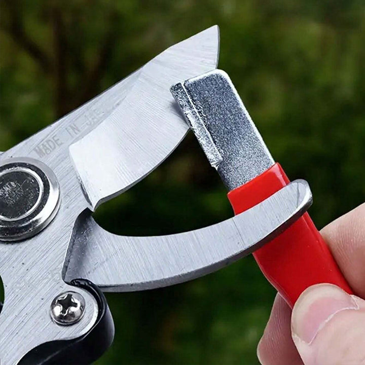 "Multifunktionell trädgårdsverktygsslipmaskin, kompakt design, röd och svart, för skarpa redskap och lätt användning."