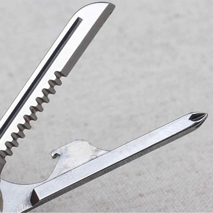 Multifunktionellt 6-i-1 nyckelverktyg i rostfritt stål, kompakt och bärbart. Perfekt för äventyrare och gör-det-själv-entusia