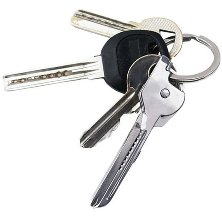 Multifunktionellt 6-i-1 nyckelverktyg i rostfritt stål, kompakt och bärbart. Perfekt för äventyrare och gör-det-själv-entusia