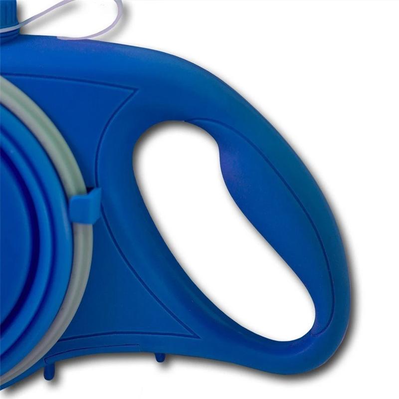 "Multifunktionellt hundkoppel med röd skål, blått band, inbyggd vattenbehållare och avfallspåsar för små och stora hundar."