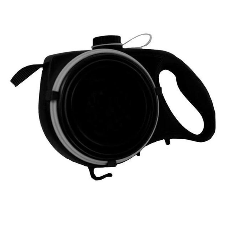 "Multifunktionellt hundkoppel med röd skål, blått band, inbyggd vattenbehållare och avfallspåsar för små och stora hundar."