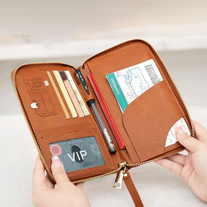 "Multifunktionellt RFID-passfodral med flera fack, kompakt design och tillgängligt i bruna och gröna färger."