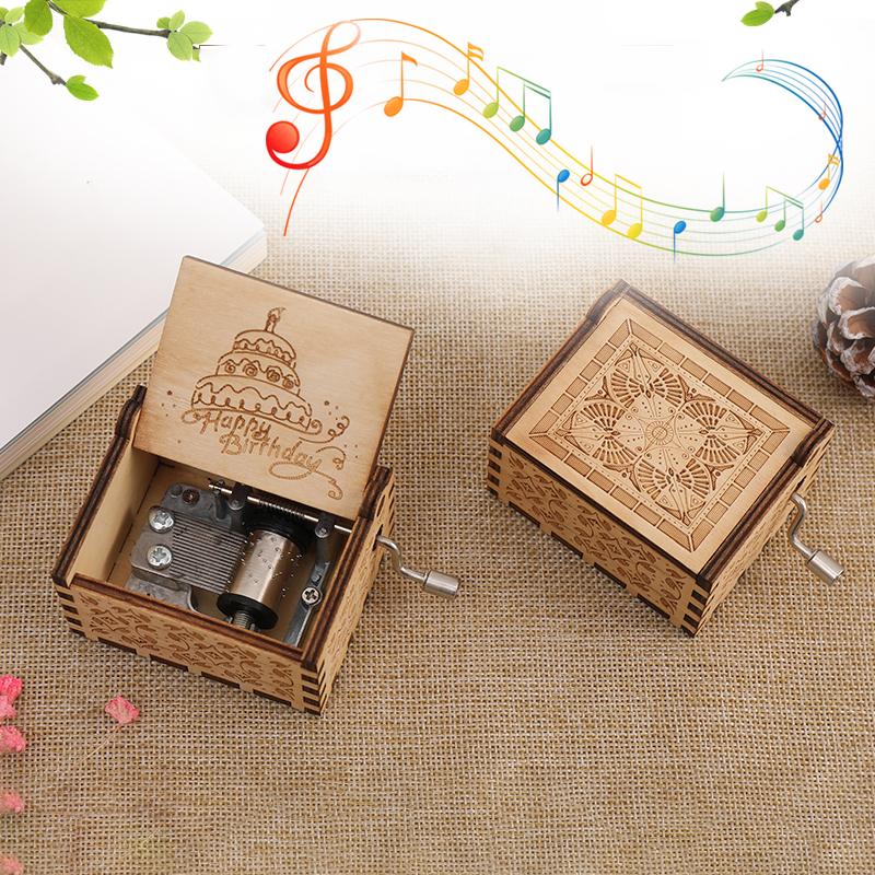 "Musiklåda i handgjort trä med vev, nostalgisk design och klassiska melodier, kompakt och dekorativ för hemmet."