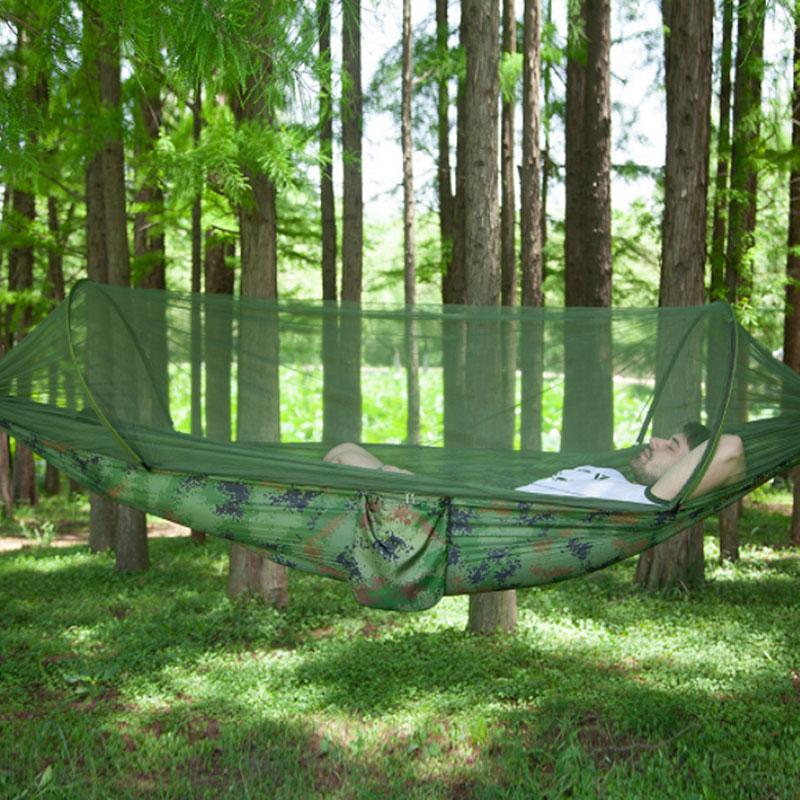 "Myggsäker campinghängmatta med stålstång, svart, kompakt design, effektivt insektsnät, slitstark nylon, 250x120cm."